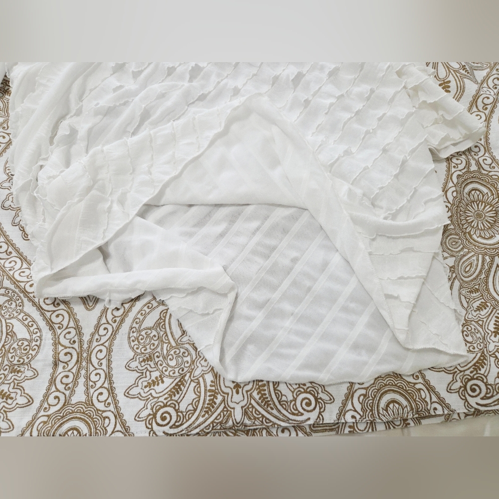 Only 9 White Ruffled Blouse. - Picture 8 of 8